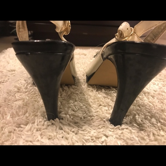 Ann Klein Black and White pep toe heels. Size: 7 - Picture 4 of 5
